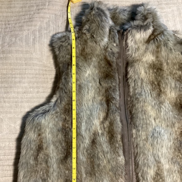 Elle lined faux fur zip up vest - Picture 3 of 6